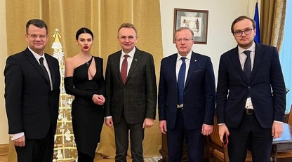 Девушка с крестиком: сети впечатлил пикантный наряд красотки на фото с топ-чиновником во Львове