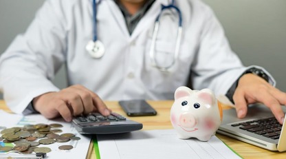 Денег не хватит: экономист рассказал, ожидать ли врачам обещанные 20 тысяч зарплаты