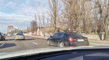 Для состоятельных: в Киеве заметили интересный учебный автомобиль, фото