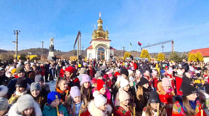 Рекордное исполнение: в Украине сотни свирельщиков одновременно сыграли колядку 