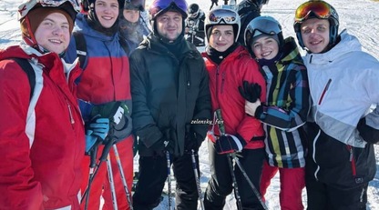 Зеленский в Буковеле катается на лыжах и делает селфи с туристами: фото