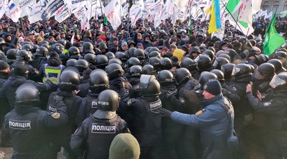 Протестующие ФОпы штурмуют здание Рады: фото и видео