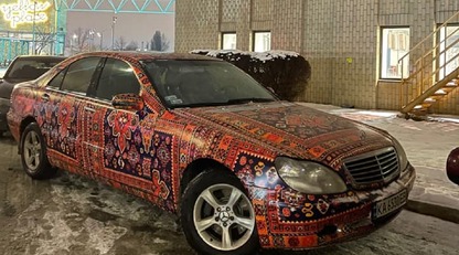 По-богатому: в Киеве заметили Mercedes необычной расцветки: фото