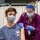 Десятки тысяч украинских подростков получили 1000 гривен за вакцинацию: на что можно тратить