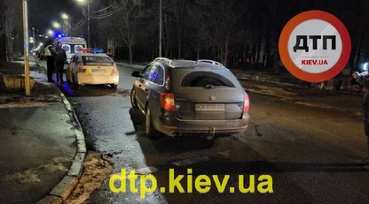 В Киеве авто сбило молодую пару на переходе: фото и видео